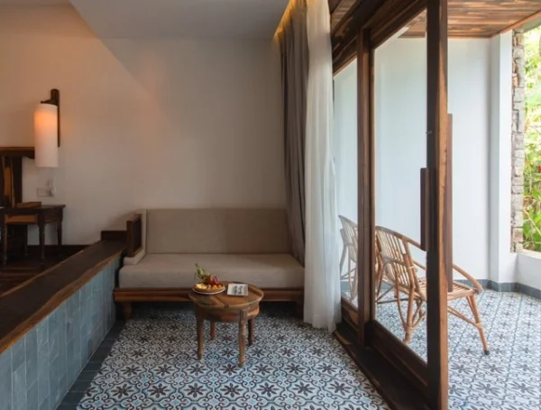 Ảnh chi tiết phòng Balcony King Garden View 9