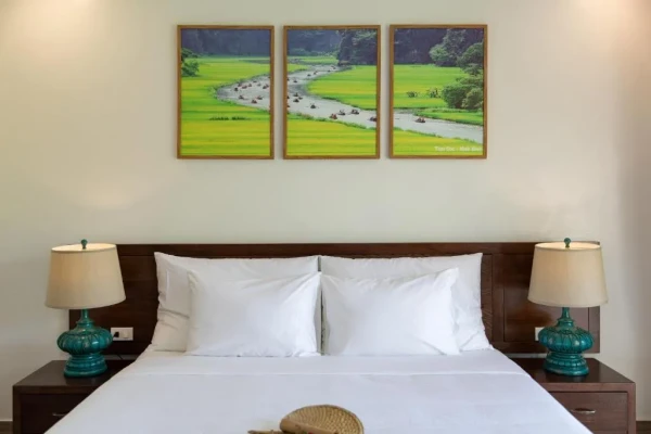Ảnh chi tiết phòng bai-dinh-riverside-resort-spa-ninh-binh-phong-co-giuong-co-queen-nhin-ra-vuon-vivatrip-03.webp