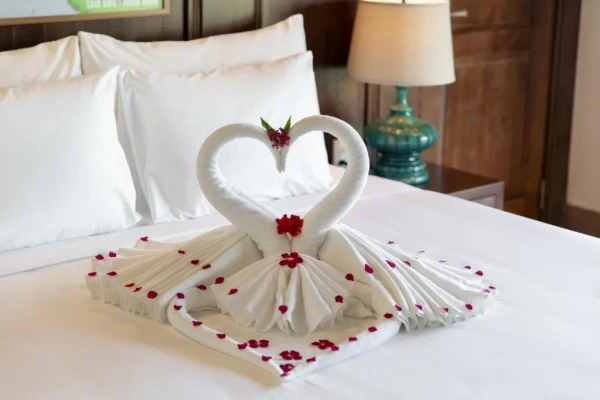 Ảnh chi tiết phòng bai-dinh-riverside-resort-spa-ninh-binh-phong-co-giuong-co-queen-nhin-ra-vuon-vivatrip-04.webp