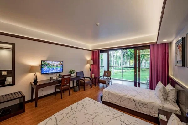 Ảnh chi tiết phòng carmelina-beach-resort-phong-deluxe-giuong-doi-2-giuong-don-nhin-ra-vuon-vivatrip-03.webp