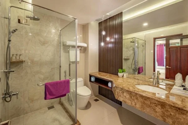 Ảnh chi tiết phòng carmelina-beach-resort-phong-deluxe-giuong-doi-2-giuong-don-nhin-ra-vuon-vivatrip.webp