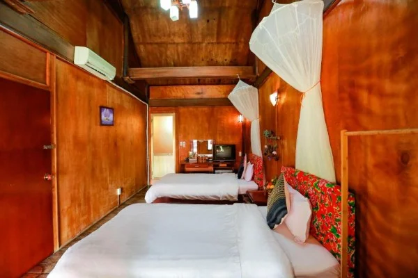 Ảnh chi tiết phòng cat-ba-eco-lodge-resort-phong-deluxe-giuong-doi-2-giuong-don-vivatrip-06.webp