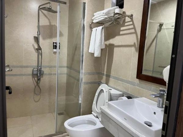 Ảnh chi tiết phòng cat-ba-rosalia-hotel-phong-deluxe-3-nguoi-vivatrip-04.webp