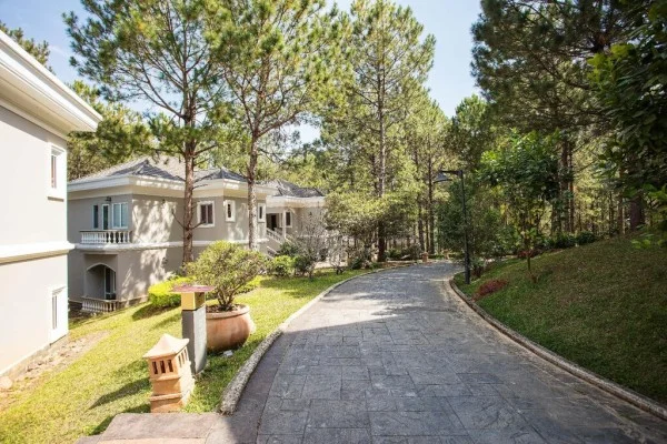 Ảnh chi tiết phòng da-lat-edensee-lake-resort-spa-phong-sang-trong-vivatrip.webp