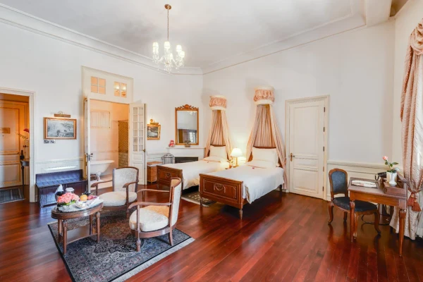 Ảnh chi tiết phòng dalat-palace-heritage-hotel-phong-sang-trong-khong-ban-cong-vivatrip-02.webp