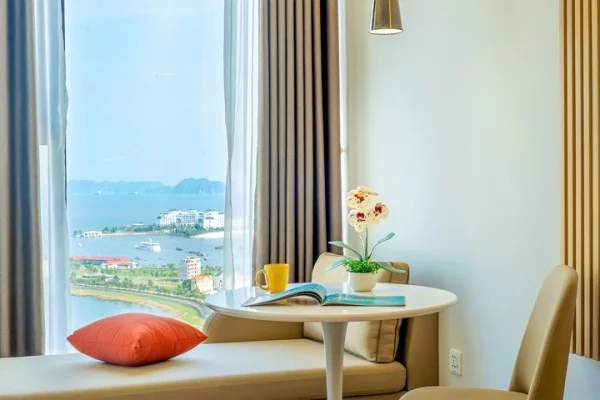 Ảnh chi tiết phòng delasea-ha-long-deluxe-king-ocean-vivatrip.webp