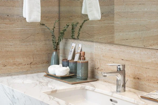 Ảnh chi tiết phòng dlecia-ha-long-deluxe-king-vivatrip-03.webp