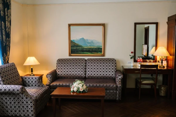 Ảnh chi tiết phòng du-parc-hotel-dalat-deluxe-room-vivatrip-03.webp