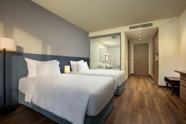 Ảnh chi tiết phòng flamingo-grand-cat-ba-resort-deluxe-central-vivatrip-06.webp