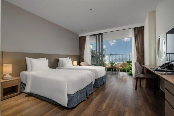 Ảnh chi tiết phòng flamingo-grand-cat-ba-resort-phong-deluxe-ocean-voi-giuong-co-king-vivatrip.webp