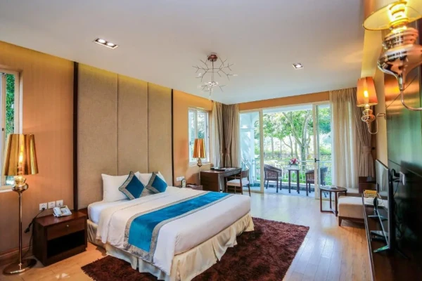Ảnh chi tiết phòng flc-luxury-resort-vinh-phuc-phong-bungalow-giuong-doi-vivatrip-02.webp