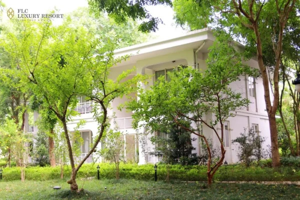 Ảnh chi tiết phòng flc-luxury-resort-vinh-phuc-phong-bungalow-giuong-doi-vivatrip-03.webp