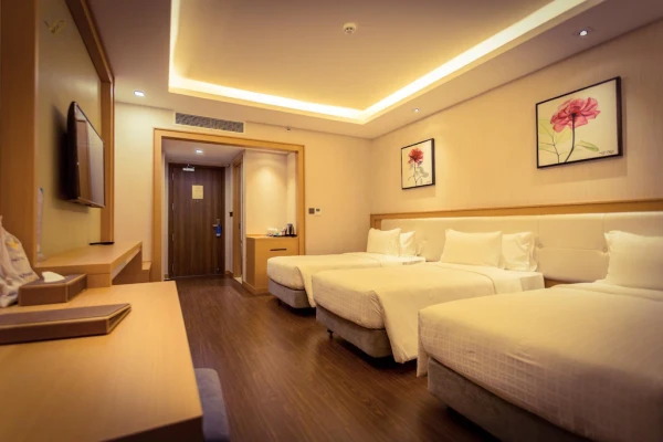 Ảnh chi tiết phòng golden-era-hotel-phong-deluxe-3-nguoi-vivatrip-03.webp