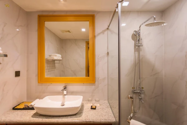 Ảnh chi tiết phòng golden-era-hotel-phong-superior-giuong-doi-2-giuong-don-vivatrip-06.webp