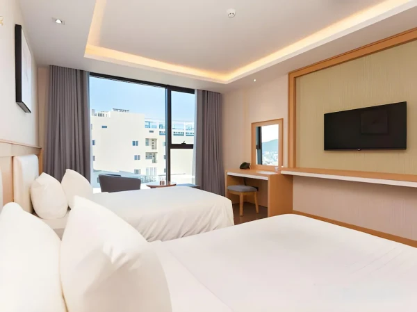 Ảnh chi tiết phòng golden-era-hotel-phong-superior-giuong-doi-2-giuong-don-vivatrip-08.webp