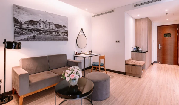 Ảnh chi tiết phòng golf-valley-hotel-deluxe-cao-cap-giuong-doi-vivatrip-03.webp