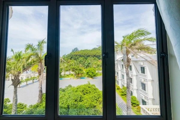 Ảnh chi tiết phòng holiday-hon-dau-resort-standard-twin-vivatrip-02.webp