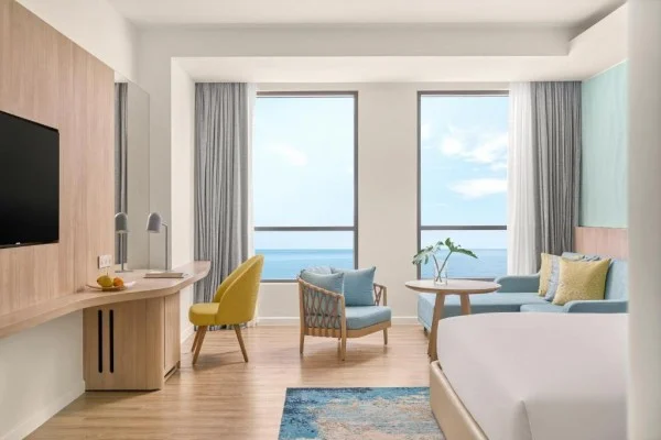 Ảnh chi tiết phòng holiday-inn-resort-ho-tram-beach-giuong-king-vivatrip-03-1.webp