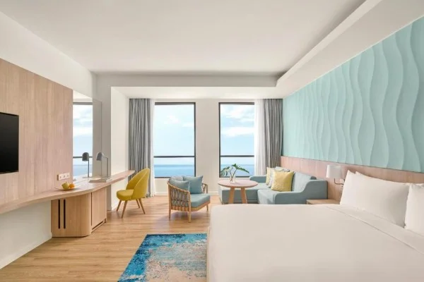 Ảnh chi tiết phòng holiday-inn-resort-ho-tram-beach-giuong-king-vivatrip-04-1.webp