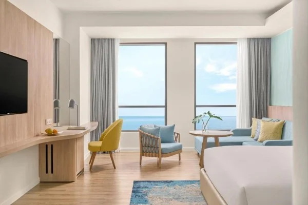 Ảnh chi tiết phòng holiday-inn-resort-ho-tram-beach-giuong-king-vivatrip-04-2.webp