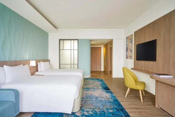 Ảnh chi tiết phòng holiday-inn-resort-ho-tram-beach-phong-tieu-chuan-2-giuong-don-vivatrip-02.webp