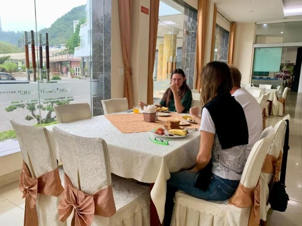 Ảnh chi tiết phòng hung-long-harbour-hotel-phong-giuong-doi-vivatrip-03.webp