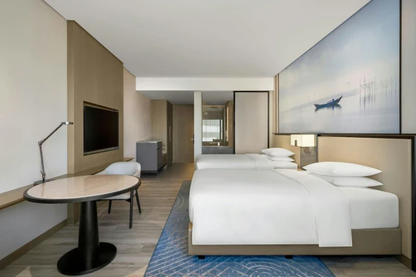 Ảnh chi tiết phòng khach-san-courtyard-by-marriott-da-nang-deluxe-guest-room-vivatrip-05.webp