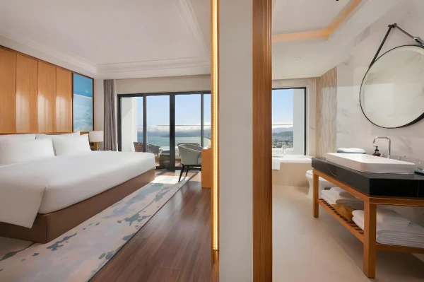 Ảnh chi tiết phòng khach-san-grand-hyams-quy-nhon-executive-suite-oceanfront-vivatrip-03.webp