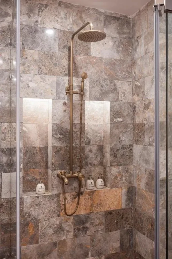 Ảnh chi tiết phòng khu-nghi-duong-emeralda-resort-tam-coc-phong-deluxe-giuong-doi-2-giuong-don-vivatrip-03.webp