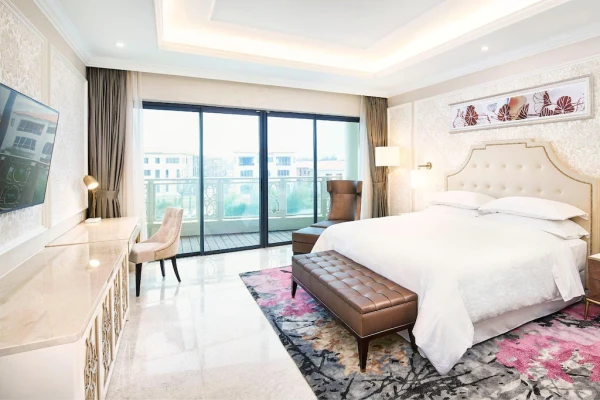 Ảnh chi tiết phòng khu-nghi-duong-sheraton-grand-da-nang-1-giuong-king-nhin-ra-ho-boi-vivatrip.webp