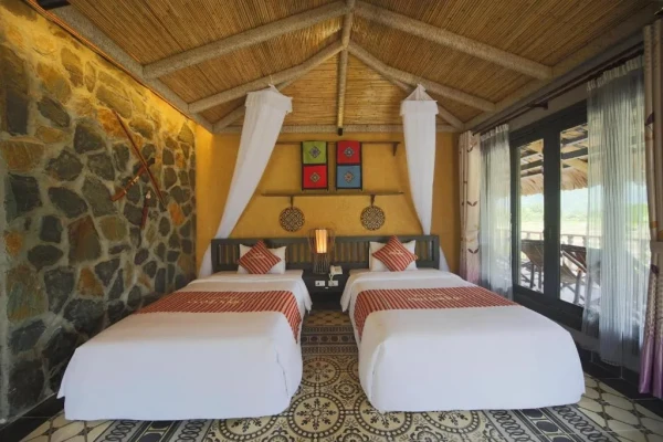Ảnh chi tiết phòng mai-chau-ecolodge-phong-deluxe-2-giuong-don-1-giuong-doi-nhin-ra-cong-vivatrip-02.webp