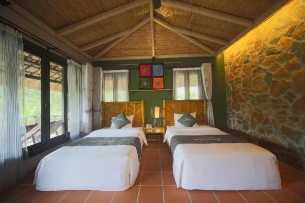Ảnh chi tiết phòng mai-chau-ecolodge-phong-deluxe-2-giuong-don-1-giuong-doi-nhin-ra-cong-vivatrip-03.webp