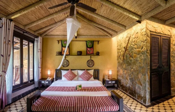 Ảnh chi tiết phòng mai-chau-ecolodge-phong-deluxe-2-giuong-don-1-giuong-doi-nhin-ra-cong-vivatrip-04.webp