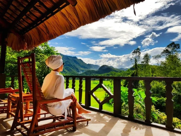 Ảnh chi tiết phòng mai-chau-ecolodge-phong-deluxe-2-giuong-don-1-giuong-doi-nhin-ra-cong-vivatrip-12.webp