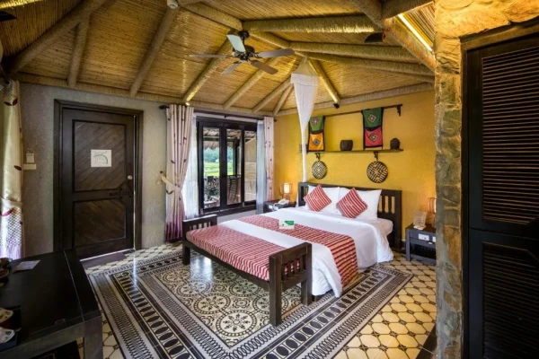 Ảnh chi tiết phòng mai-chau-ecolodge-phong-deluxe-2-giuong-don-1-giuong-doi-nhin-ra-cong-vivatrip.webp
