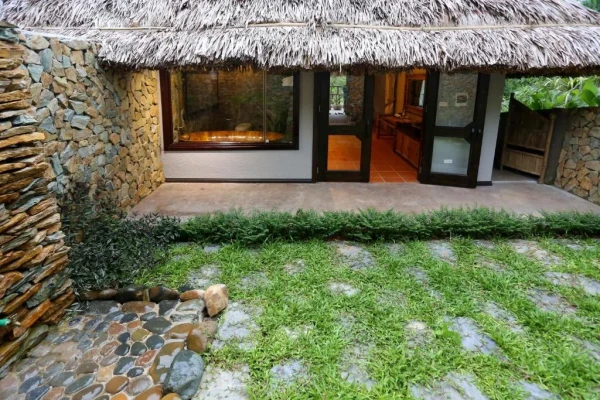 Ảnh chi tiết phòng mai-chau-ecolodge-phong-junior-deluxe-giuong-doi-voi-tam-nhin-ra-nui-non-vivatrip-02.webp