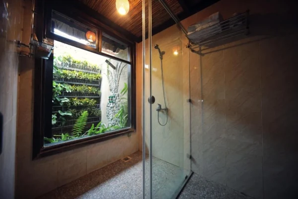 Ảnh chi tiết phòng mai-chau-ecolodge-phong-superior-giuong-doi-nhin-ra-vuon-vivatrip-02.webp