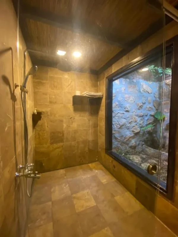 Ảnh chi tiết phòng mai-chau-ecolodge-phong-superior-giuong-doi-nhin-ra-vuon-vivatrip-03.webp