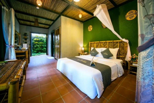 Ảnh chi tiết phòng mai-chau-ecolodge-phong-superior-giuong-doi-nhin-ra-vuon-vivatrip-04.webp
