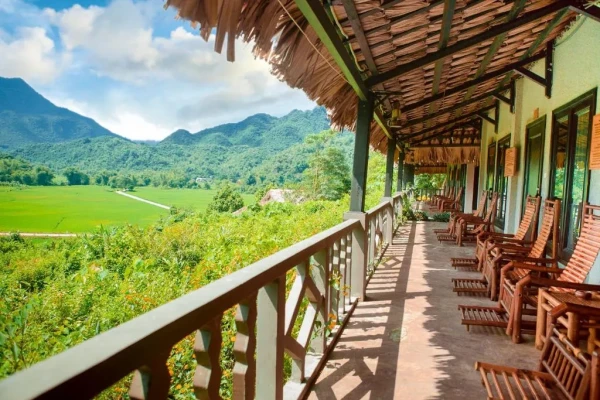 Ảnh chi tiết phòng mai-chau-ecolodge-phong-superior-giuong-doi-nhin-ra-vuon-vivatrip-05.webp
