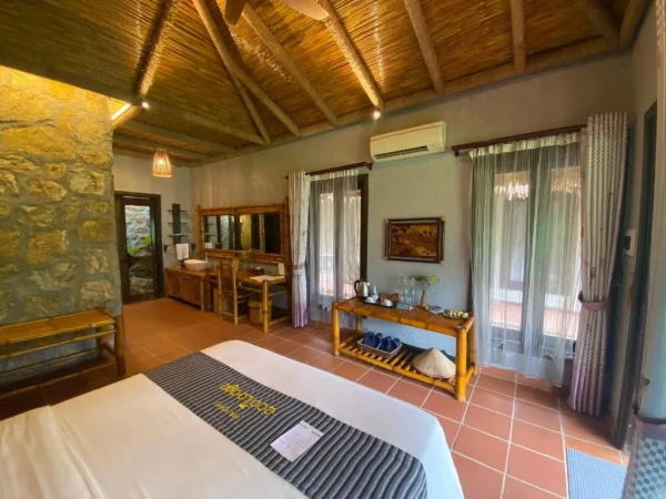 Ảnh chi tiết phòng mai-chau-ecolodge-phong-superior-giuong-doi-nhin-ra-vuon-vivatrip-06.webp
