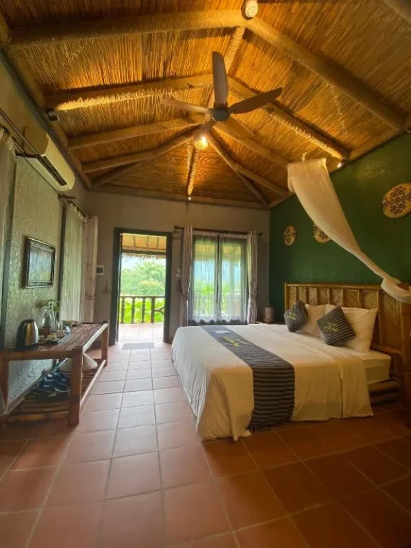 Ảnh chi tiết phòng mai-chau-ecolodge-phong-superior-giuong-doi-nhin-ra-vuon-vivatrip.webp