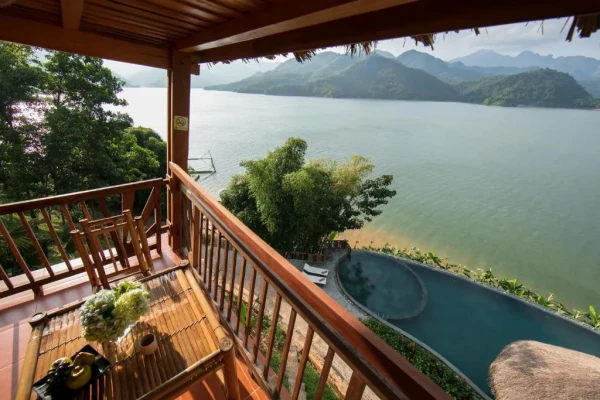 Ảnh chi tiết phòng mai-chau-hideaway-lake-resort-phong-deluxe-giuong-doi-2-giuong-don-vivatrip-03.webp