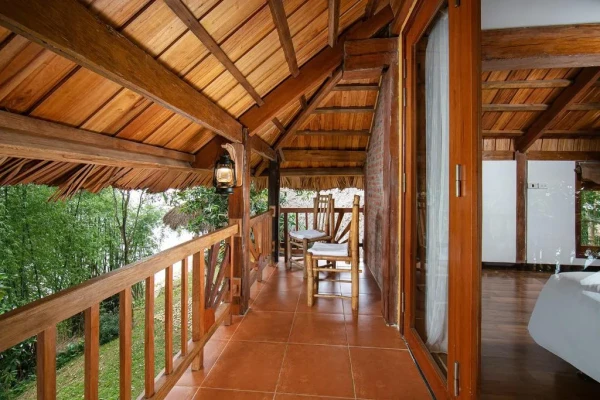 Ảnh chi tiết phòng mai-chau-hideaway-lake-resort-phong-tieu-chuan-giuong-doi-vivatrip-03.webp