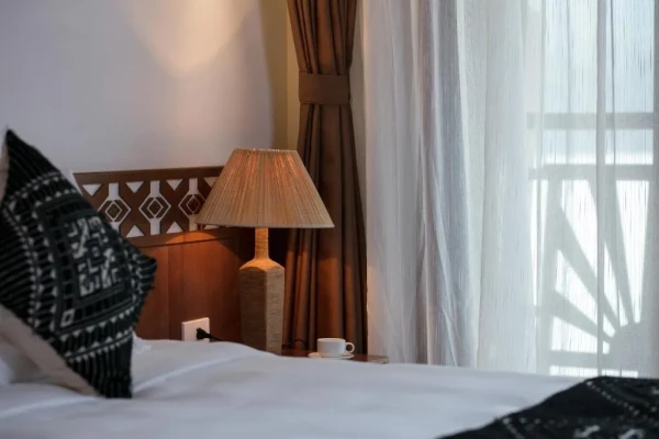 Ảnh chi tiết phòng mai-chau-hideaway-lake-resort-phong-tieu-chuan-giuong-doi-vivatrip-04.webp