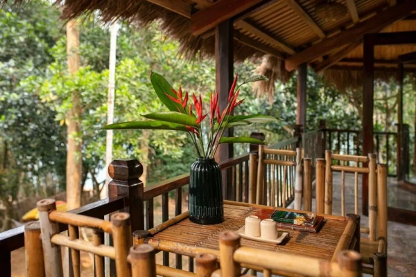 Ảnh chi tiết phòng mai-chau-hideaway-lake-resort-suite-executive-vivatrip-03.webp