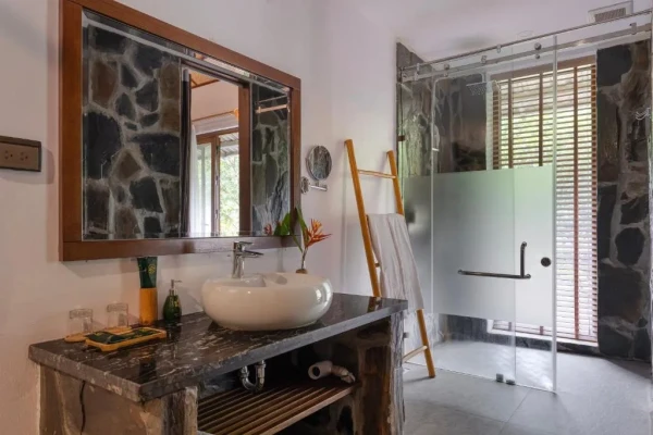 Ảnh chi tiết phòng mai-chau-mountain-view-resort-bungalow-luxury-co-ban-cong-vivatrip.webp