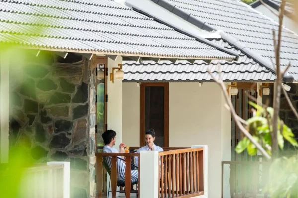 Ảnh chi tiết phòng mai-chau-mountain-view-resort-bungalow-premier-co-ban-cong-vivatrip-03.webp