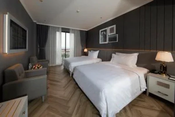 Ảnh chi tiết phòng merperle-dalat-hotel-deluxe-giuong-doi-huong-pho-vivatrip-02.webp