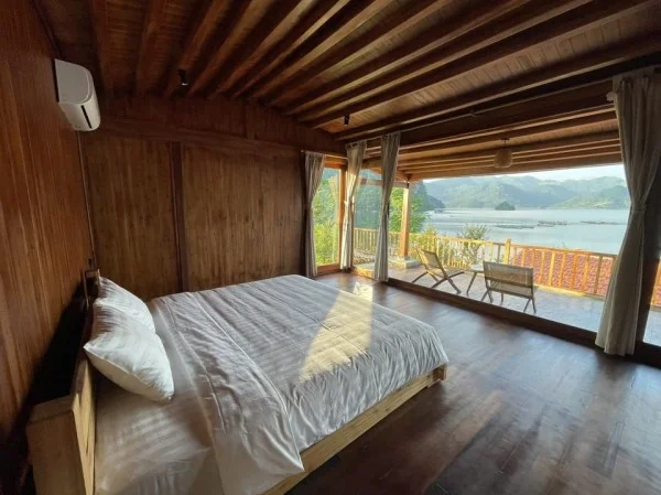 Ảnh chi tiết phòng mo-village-nha-mit-tang-1-deluxe-room-vivatrip-03.webp